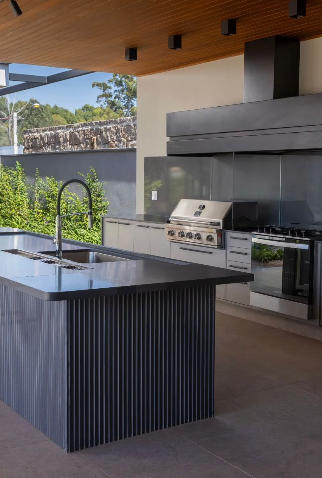 Área gourmet com bancada em pedra